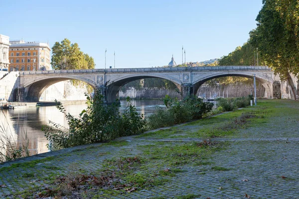 Floden Tibern och bron Ponte Umberto I i Rom — Stockfoto