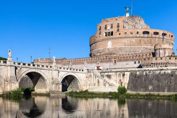 Замок Святого Ангела и мост в Риме — стоковое фото