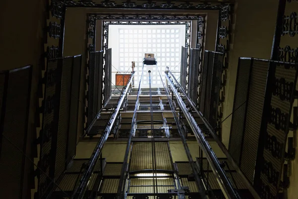 Szyb windy w stary Budynek wielokondygnacyjny — Zdjęcie stockowe