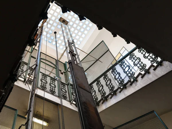 Elevator shaft in old multi-storey building — Stock Photo, Image