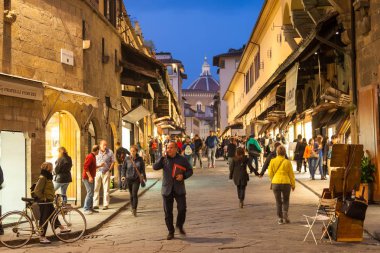 Floransa'daki Ponte Vecchio insanlar akşam