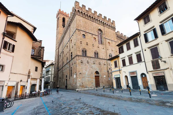 Piazza San Firenze och Bargello palace i morgon — Stockfoto