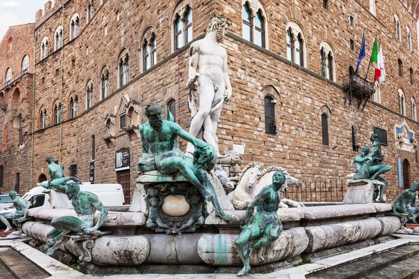 Fuente Neptuno cerca del Palazzo Vecchio por la mañana —  Fotos de Stock