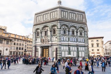turistler Floransa vaftizhane San Giovanni yakınındaki