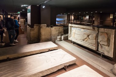 Floransa Duomo Katedrali'nin crypt içinde mezarları