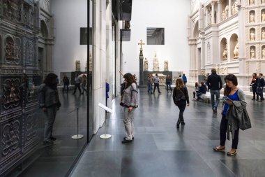 Museo Opera del Duomo orijinal kapı ile salonu