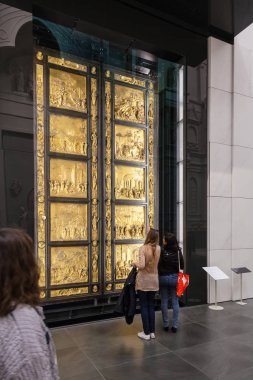 Özgün kapıları Duomo Katedrali'nin yanında turizm