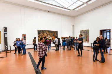 salonda ziyaretçilerle Uffizi galerisinde Resim Sergisi