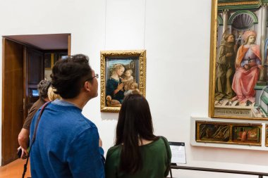 turistler Uffizi Galerisi odada resim görüntülemek