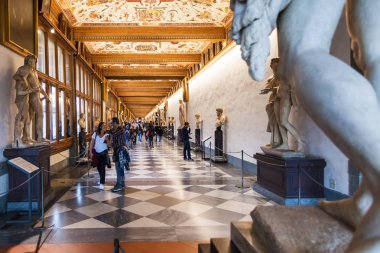 turistler koridorda Uffizi Galerisi