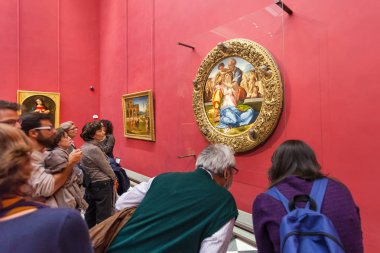 Uffizi Galerisi Michelangelo odasında ziyaret edenler
