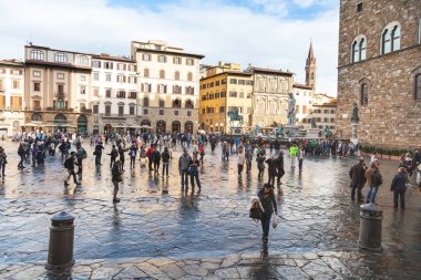 Piazza della Signoria turist yağmur sonra