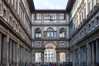 Uffizi Galerisi avlusunda insanlar
