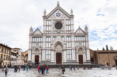 Piazza di Santa Croce ve Bazilikası'nın önden görünümü