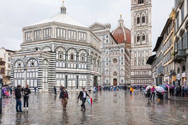 piazza san giovanni yağmurda turistlere