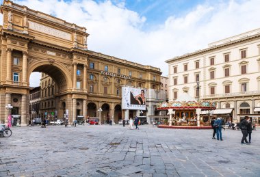 Piazza della Repubblica Floransa'da görünümünü