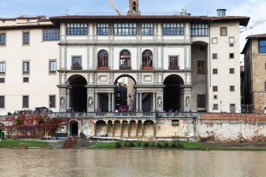 Arno Nehri Floransa'da Uffizi Galerisi'nden görünümünü