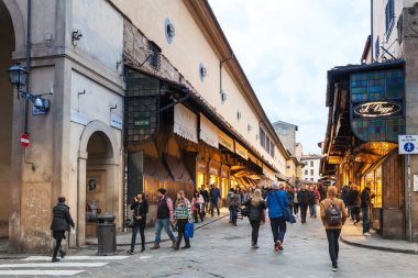 Ponte Vecchio Floransa şehir üzerinde insanlar yürümek