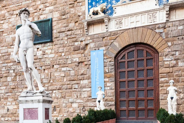 Statyn David vid infarten till Palazzo Vecchio — Stockfoto