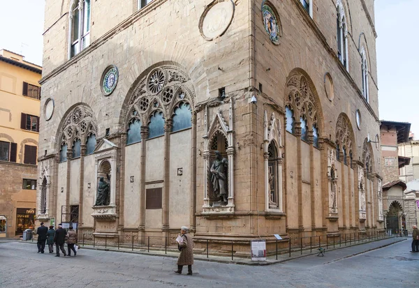 Personas cerca de la iglesia Orsanmichele en Florencia — Foto de Stock