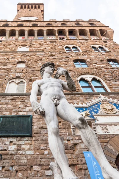 Pohled zdola socha Davida u vchodu Palazzo — Stock fotografie