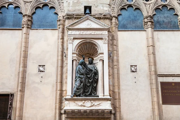 Orsanmichele vägg med statyn Kristus och St Thomas — Stockfoto