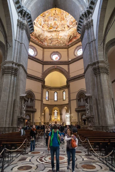 Tourists in nave of Duomo Cathedral in Florence — Stock Photo, Image