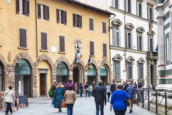 Touristen in der Nähe des Museo dell Opera del Duomo, Florenz — Stockfoto