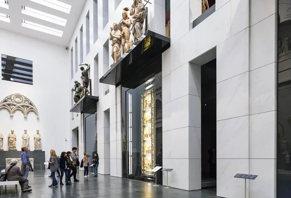 Kamer met originele poorten in Museo Opera del Duomo — Stockfoto