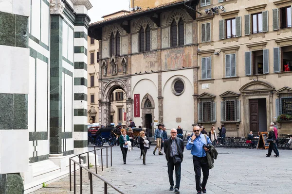 Turisták közelében Loggia del Bigallo Florence városában — Stock Fotó