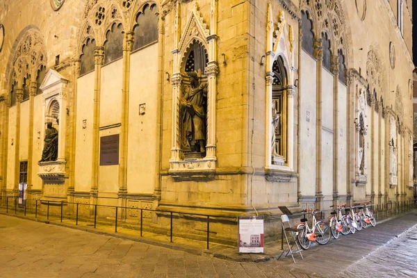 Chiesa di Orsanmichele di notte a Firenze — Foto Stock