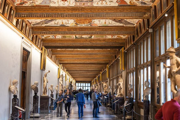 Návštěvníci ve východní chodbě galerie Uffizi — Stock fotografie