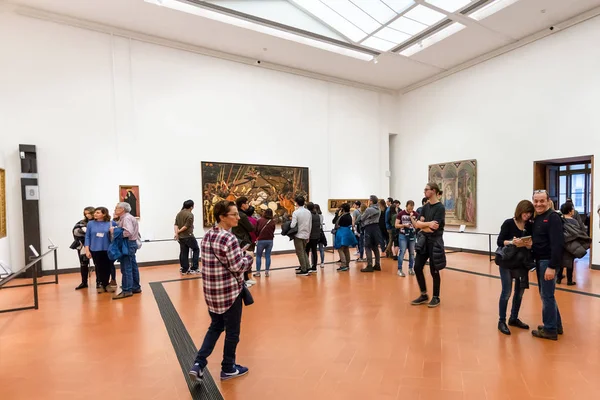 Visitantes en salón con pinturas en la Galería de los Uffizi — Foto de Stock
