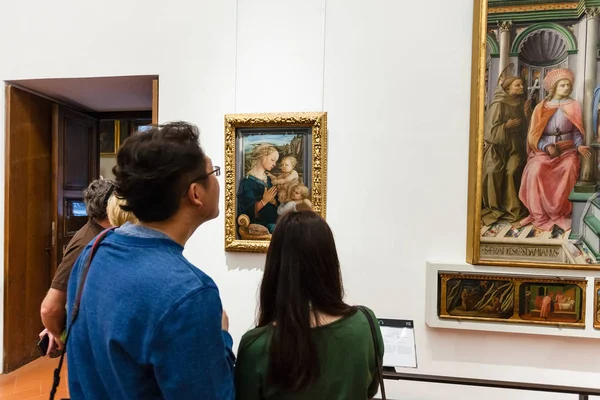 Turistas ver la pintura en la habitación de los Uffizi Galeria — Foto de Stock