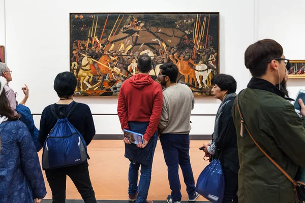 La gente ve la pintura en la habitación de la Galería Uffizi — Foto de Stock