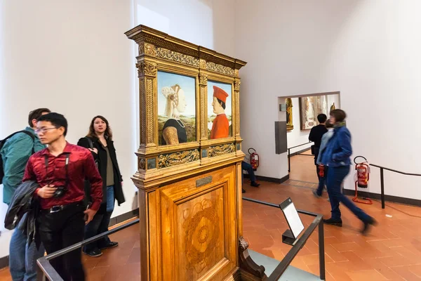 Visitors in room of Uffizi Gallery — Stock Photo, Image