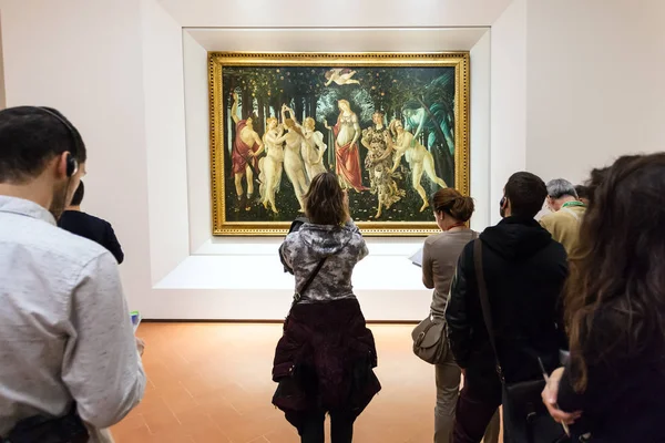 Gente en Botticelli sala de los Uffizi Galeria — Foto de Stock