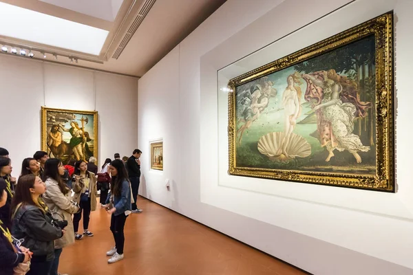 Uffizi 갤러리의 보티첼리 방에 관광객 — 스톡 사진