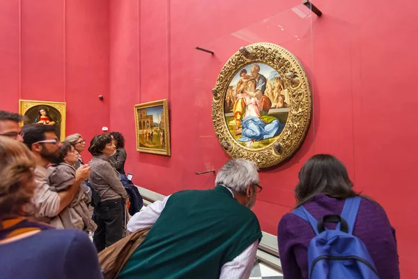 Návštěvníci v místnosti Michelangelo v Uffizi Gallery — Stock fotografie