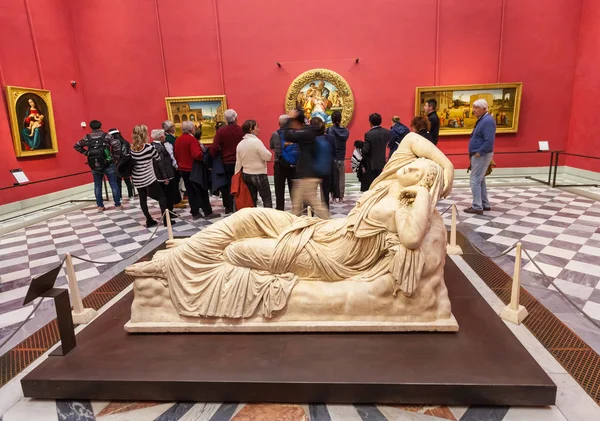 Интерьер комнаты Микеланджело в галерее Уффици — стоковое фото