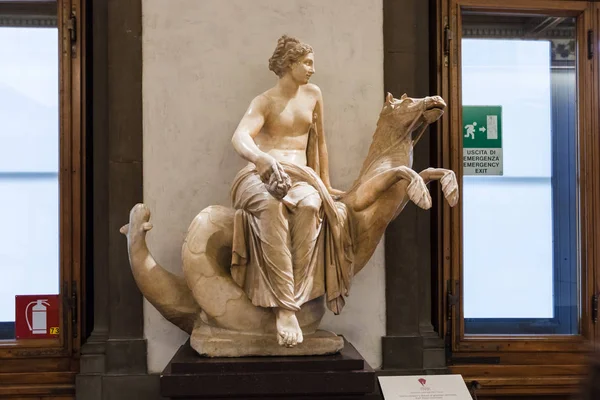 Escultura y ventanas en el pasillo de los Uffizi Galeria —  Fotos de Stock