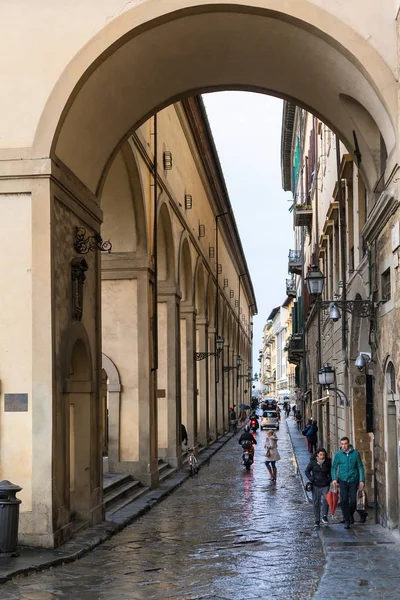 Toeristen in de buurt van de Vasari Corridor in Florence in de regen — Stockfoto