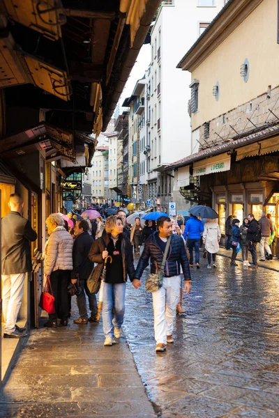 Menschen im Herbst im Einkaufsviertel auf Ponte Vecchio — Stockfoto