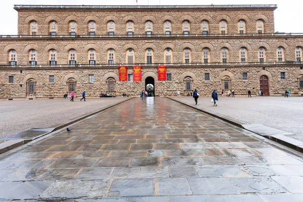 Vista ront di Palazzo Pitti a Firenze sotto la pioggia — Foto Stock