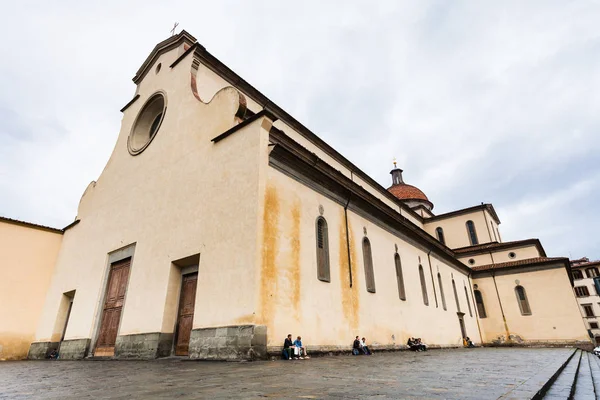Persone vicino a Basilica di Santo Spirito a Firenze — Foto Stock