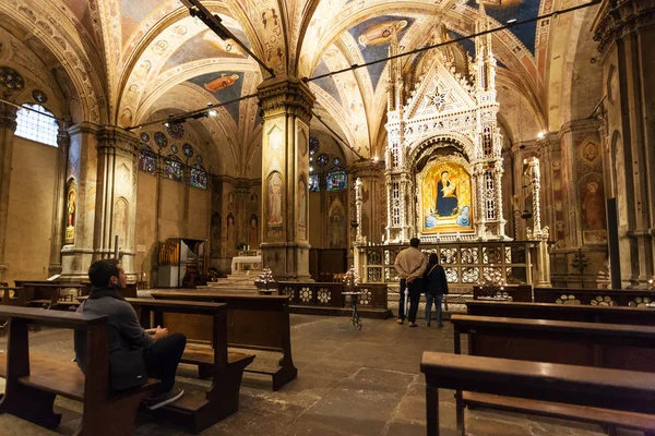 Interior de la iglesia Orsanmichele en Florencia — Foto de Stock