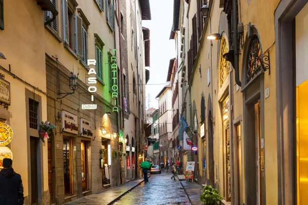 在佛罗伦萨中心商店的中世纪街道 — 图库照片