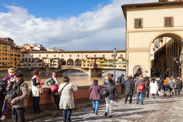 Mensen in de buurt van de Vasari corridor en de Ponte Vecchio — Stockfoto
