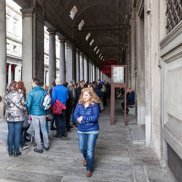 Tourists in line to Uffizi Gallery in Florence — Stock Photo, Image