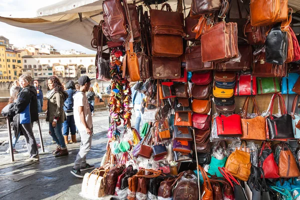 Local leather bags on street shop in Florence — Stock Photo, Image